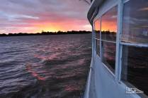 No fim da tarde, apesar das nuvens, fomos premiados com um belíssimo pôr-do-sol nas águas do lago Guaíba, em Porto Alegre, a capital do Rio Grande do Sul